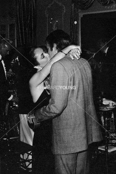 Elizabeth Taylor & Richard Burton, The Kiss, The Dorchester, London, 1974